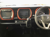 視野移動が少なく、運転に必要な機能をまとめ使いやすさのある運転席まわりです。