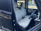 前席です。センターコンソールが無いので車内での左右移動が出来ます。