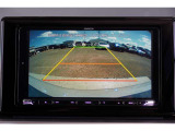 【バックモニター】 後退時に車両の後ろ側を表示します。車庫入れなどでバックする際に安心です。