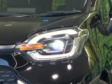 【LEDヘッドライト】悪天候や夜間走行時も良好な視界を確保し安心して運転できる高輝度LEDヘッドライトを装備!点灯速度が早く、消費電力も抑えられています。