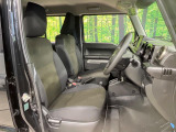 運転席まわりには十分なスペースがあり、大柄な方でもゆったり運転していただける環境です。