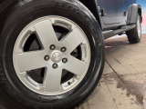 ●純正17インチアルミホイール:輸入車ならではの卓越した走りを支えるホイールと足回りです!日本車の走りに慣れている方にもぜひ体感して頂きたい程高いレベルでまとまっています!