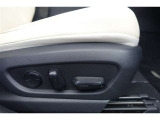 運転席にはパワーシートが付いております。パワーシートは指先1つで操作出来るためチカラの弱い女性の方でもシートに座ったまま操作出来ます♪