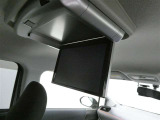 後部座席の方が退屈しないための後席モニター装備しています DVDを流すもよしテレビを見るもよし 長距離ドライブやお子様を後席にお乗せの方には大変重宝します
