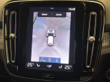 【360&deg;ビューカメラ】4台の高解像度カメラで360度の鳥瞰図を表示。隣の車や壁、死角にある障害物などを画面で確認できるため、狭いスペースでの駐車・出入りも安心です。
