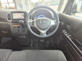 【運転席インテリアデザイン】左右対称のインテリアデザインでドライバーを包み込み運転に集中できるように設計されています。