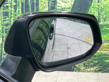 【ブラインドスポットモニター】走行中、ドアミラーの死角になりやすい箇所に後続車が接近するとサイドミラーのレンズに警告を表示!ドライバーに注意喚起をしてくれます。