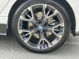 【BMWアロイホイール】軽量かつ強度に拘ったアロイホイール。走行性能ポテンシャルを引き出す設計。タイヤのサイドウォールが強化されたランフラットタイヤは、パンク時にタイヤがつぶれてもリムから外れません。