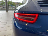 左側のテールランプです。991型前期モデルでは細身のLEDライトユニットが配置されています。