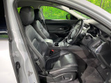 質感の高いシートでございます。使用感が出やすい運転席ですが、綺麗な状態を保っております。前席の状態は内装の状態を見る大きなポイントになると思いますので、是非一度、実際にご覧くださいませ。
