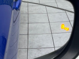 【ブラインドスポットモニター】走行中、ドアミラーの死角になりやすい箇所に後続車が接近するとサイドミラー付近に警告を表示、ドライバーに注意喚起をしてくれます。