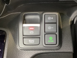 セレクトレバーの右に電子制御パーキングブレーキがあります。スイッチひとつで、停車した地点の傾斜などをシステムが検知・判断してブレーキ力を自動的に最適制御し、しっかり停車できるパーキングシステムです。