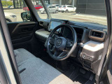 運転席は運転に集中出来るようなデザインになっており、操作のボタンも押しやすい位置にあります。