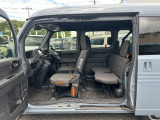 スライドドアは、通常のドアに比べて、車のボディに平行に開閉するので、開けてもスペースをとりません!狭いスペースでも乗り降り楽々です♪