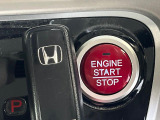 【Hondaスマートキー】カバンやポケットに入れたままでもドアの施錠・解錠が可能なスマートキーを装備。エンジンのオン・オフ時もカギを取り出す必要が無いからとっても便利です♪