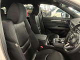 運転席の画像です。足元やシートまわりに余裕があり、リラックスした姿勢で運転が可能です。視界も良好で操作系へのアクセスもしやすく、快適で安心感のあるドライブをサポートします。