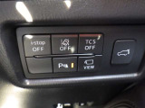 電動バックドアが付いています。こちらはボタン一つで車のバックドア(荷台のドア)を電動で自動的に開閉できる機能のことです。大変便利ですね!