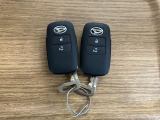 【スマートキー】 スマートキーを携帯していれば、ドアハンドルのボタンを押してロックの解除ができ、パワースライドドア(左側)もワンタッチで開閉できます。