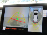 パノラミックビューモニター付きです。車両を上から見たような映像をディスプレイオーディオ画面に表示。運転席からの目視だけでは見にくい、車両周辺の状況をリアルタイムでしっかり確認できます。