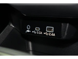 小物の収納に便利なセンタートレイには携帯等のデバイスの充電可能なUSB出力電源付です。