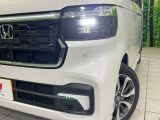 【LEDヘッドライト】悪天候や夜間走行時も良好な視界を確保し安心して運転できる高輝度LEDヘッドライトを装備!点灯速度が早く、消費電力も抑えられています。