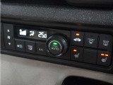 【オートエアコン】温度を設定すれば自動で快適な車内温度を保ちます。エアコン内部の高性能脱臭フィルターで車内のアレルゲンや花粉を除去。