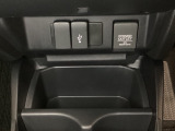 アクセサリーソケットはUSBのアダプターなどをつければ、スマホの充電にも使えます。横にはナビゲーション用の外部入力可能なUSB端子がついており、周辺には物が置けるトレーがついています。