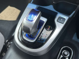 ハイブリッド車特有の小型セレクトノブは軽いタッチでスマートに走行できます!