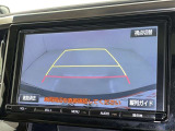 後方の見える安心をお届けするバックガイドモニター付:バックするときのアシストラインもあって楽々バック!車庫入れや縦列駐車をサポートし、苦手な駐車も安心です!今やもう手放せない装備ですネ♪