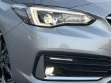 【LEDヘッドライト】悪天候や夜間走行時も良好な視界を確保し安心して運転できる高輝度LEDヘッドライトを装備!点灯速度が早く、消費電力も抑えられています。