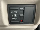 狭い所でも乗り降り楽々な両側スライド片側電動スライドドアです!簡単にドアの開閉が出来る為女性やお年寄りにも優しく、荷物で手が塞がった時なども大変便利です!