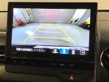 リバースギアに入れるだけで後方の表示へ切り替わります。夜間や雨の日の駐車も楽になりますよ。