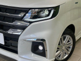 【LEDヘッドライト】悪天候や夜間走行時も良好な視界を確保し安心して運転できる高輝度LEDヘッドライトを装備!点灯速度が早く、消費電力も抑えられています。