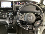 【ハンドル】運転にかかわる様々な操作を安全に行えるように視点移動が少なく操作性に配慮されたスイッチ類が凝縮されたコックピットです。