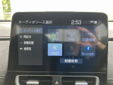 ディスプレイオーディオ搭載!スマホを繋ぐことで様々なアプリを利用できます!ハンズフリー通話や各種機能を音声操作できるので、運転中でも安心です。