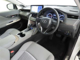 高級感のある美しいインテリアデザインの運転席です。