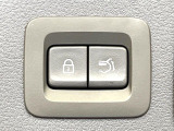 【パワーバックドア】スマートキーや運転席のボタンを押すだけでリアゲートが自動で開閉します!荷物を持っている時や、高い位置にあるバックドアを閉める際に便利な機能です♪