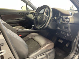 【運転席】座り心地が良いシートなので長時間の運転でも快適にお過ごしいただけます。新品のフロアマットのご注文も可能です。掲載箇所以外にご希望の写真がございましたらお気軽にお問い合わせ下さい。