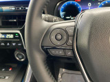 運転中、オーディオの操作をしてて、ハッとしたことはありませんか?ステアリングスイッチは、運転中でもハンドルでオーディオの操作が可能です。安全なドライブをサポートします。
