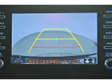バックガイドモニター(バックモニター)付き。車両後方の映像をナビ画面に表示し、駐車などの後退操作をサポートします。
