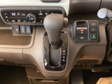 シフトはインパネシフト、パーキングブレーキは電子制御なので運転席と助手席の間はすっきりしています。