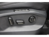 【パワーシート】運転席〈前後高さ角度リクライニング〉、メモリー付き)
