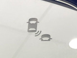 【ブラインドスポットインフォメーション】走行中、ドアミラーの死角になりやすい箇所に後続車が接近するとサイドミラー付近に警告を表示、ドライバーに注意喚起をしてくれます。