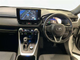 運転席は見やすく整理され、ナビも美しく装着され操作性にも優れています!