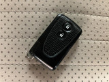 スマートキーを装備しています☆カギをカバンやポケットに入れて頂いた状態でドアロックの開閉やエンジンスタートをして頂けますよ!とても便利な装備です!