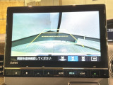 リバースギアに入れるだけで後方の表示へ切り替わります。夜間や雨の日の駐車も楽になりますよ。