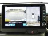 ★マルチビューカメラ後方★車両の前後と左右のドアミラーに搭載した計4台のカメラで映した周囲の映像をナビゲーション画面に表示し、ドライバーの死角を減らし運転負荷を軽減します。