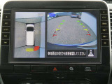 全周囲カメラで、クルマを上空から見下ろしているかのような映像を映し出します。周囲の状況がひと目でわかります!