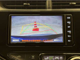 バックガイドモニター付きです。車の後方に小型カメラが付いており、バックする際の後方の様子をモニター上に表示します。