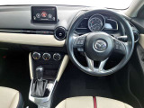 【運転席インテリアデザイン】左右対称のインテリアデザインでドライバーを包み込み運転に集中できるように設計されています。